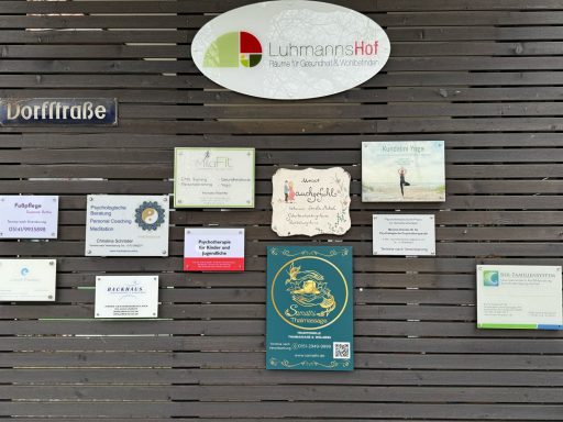Firmenschild am LuhmannsHof 